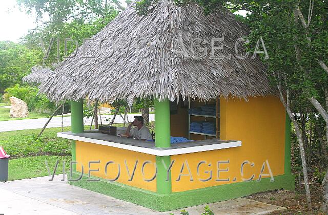 Cuba Guardalavaca Memories Holguin Beach Resort Entre la piscine et la plage, la distribution des serviettes de plage.