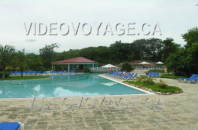 Cuba Guardalavaca Memories Holguin Beach Resort From another angle, the vastness of the site with an abundant and mature vegetation.