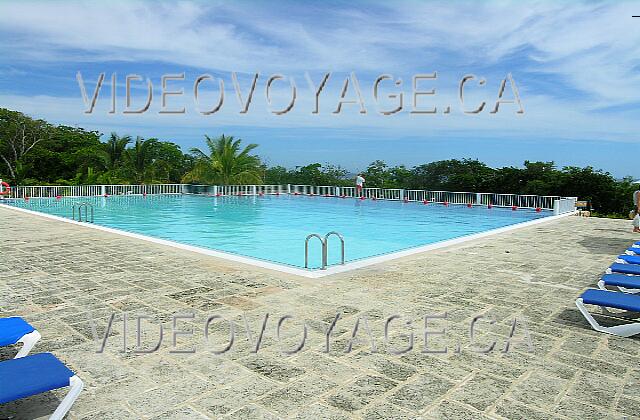 Cuba Guardalavaca Memories Holguin Beach Resort La piscine au premier niveau est situé près d'un bar. Une terrasse sur deux cotés de la piscine.