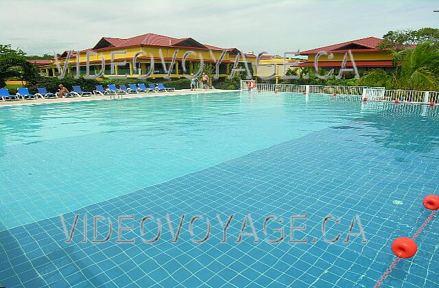 Cuba Guardalavaca Memories Holguin Beach Resort Cette piscine est au même niveau que le restaurant buffet.