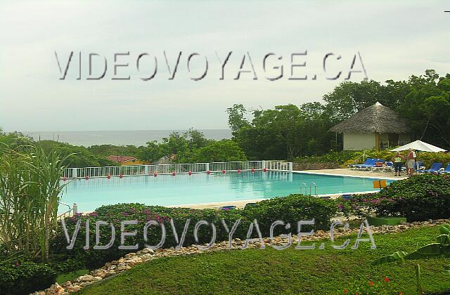 Cuba Guardalavaca Memories Holguin Beach Resort La vue sous certains angles de la piscine donne un étrange  impression que la piscine est situé dans le vide.