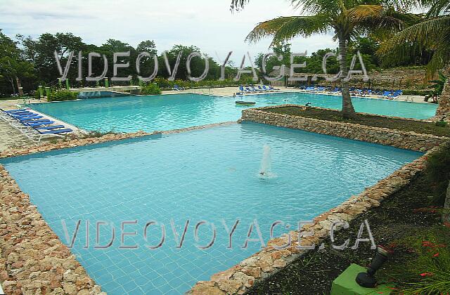 Cuba Guardalavaca Memories Holguin Beach Resort Entre deux paliers, entre deux piscines, un petit bassin avec une fontaine.