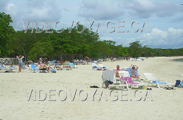 Cuba Guardalavaca Memories Holguin Beach Resort Sillas de plástico en la playa. Toda una larga playa con espacio suficiente para cada cliente.