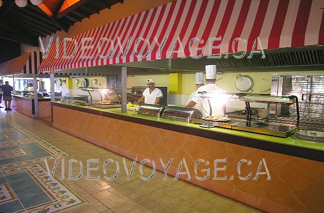 Cuba Guardalavaca Memories Holguin Beach Resort A large buffet counter.