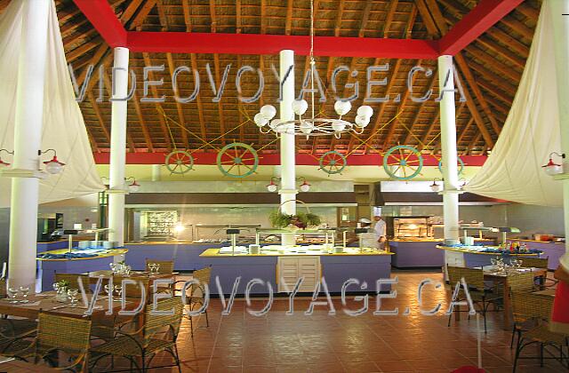 Cuba Guardalavaca Memories Holguin Beach Resort Le buffet sous un toit cathédrale très haut.