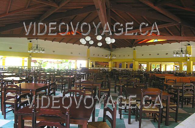 Cuba Guardalavaca Memories Holguin Beach Resort Un segundo comedor, utilizar en temporada alta. Cuando llueve, el restaurante cubano no puede abrir, por lo que el servicio se ofrece en esta sección.