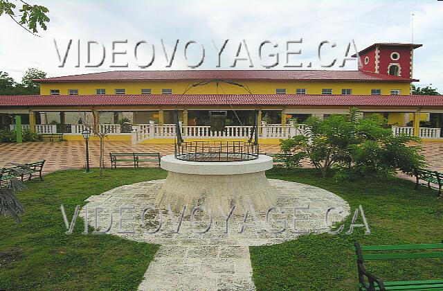 Cuba Guardalavaca Memories Holguin Beach Resort Behind the building Lobby drunk. Here, a decorative well in the center of a large terrace.