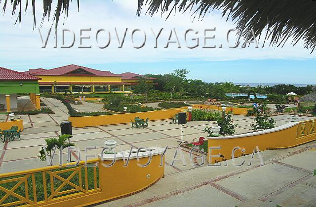 Cuba Guardalavaca Memories Holguin Beach Resort The animation in the center square. On the left the store. At bottom left the restaurant buffet. At bottom right the pools.