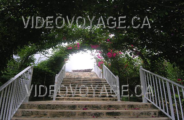 Cuba Guardalavaca Memories Holguin Beach Resort The different pools are spread over several levels. Here the longest staircase to access the last level where the range is.