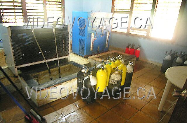 Cuba Guardalavaca Sol Rio De Luna Y Mares La machinerie à l'intérieur du centre de plongé.