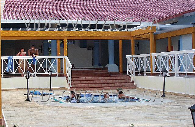 Cuba Guardalavaca Sol Rio De Luna Y Mares Plusieurs personnes aiment bien le nouveau jacuzzi.