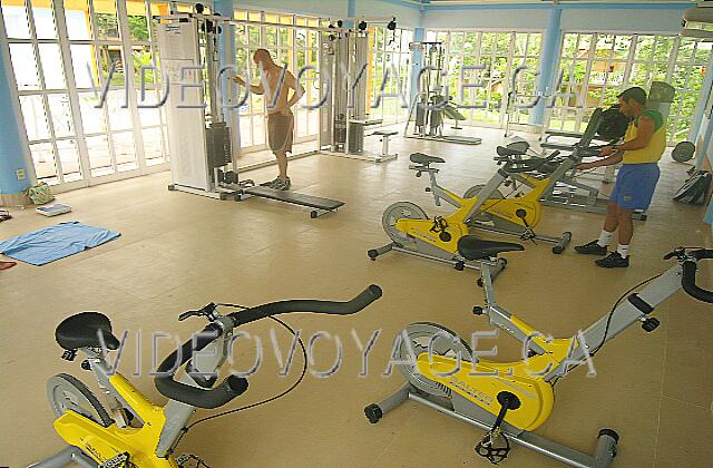 Cuba Guardalavaca Sol Rio De Luna Y Mares Le gymnase du centre de santé. Des équipements cardio vasculaire récents et une partie des anciens équipements de musculation. Une nouvelle salle très agréable.