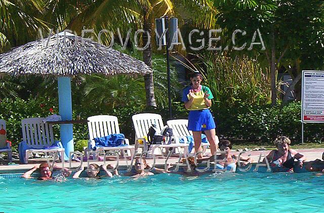 Cuba Guardalavaca Sol Rio De Luna Y Mares L'activité d'Aquagym. Beaucoup de femme participe.