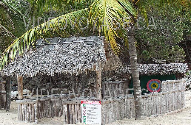 Cuba Guardalavaca Sol Rio De Luna Y Mares Le tir à l'arc sur la plage.