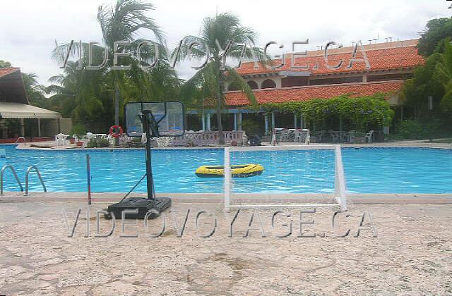 Cuba Guardalavaca Sol Rio De Luna Y Mares Des activités sportives dans la piscine de l'hôtel Sol Rio de Luna: basketball et waterpolo.