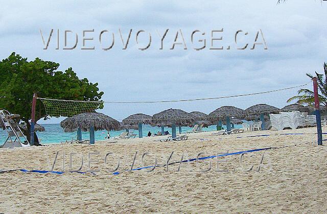 Cuba Guardalavaca Sol Rio De Luna Y Mares Un terrain de volleyballs sur la plage.