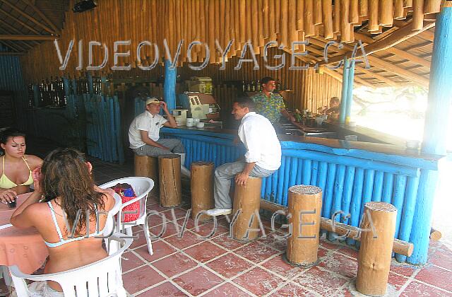 Cuba Guardalavaca Sol Rio De Luna Y Mares La barra de bar.