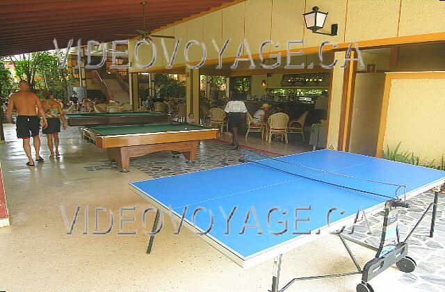 Cuba Guardalavaca Sol Rio De Luna Y Mares Una mesa de ping pong y dos mesas de billar en el bar del vestíbulo.