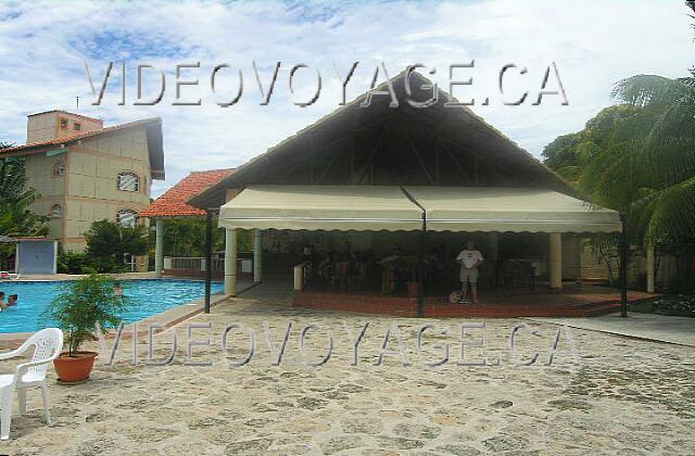 Cuba Guardalavaca Sol Rio De Luna Y Mares El bar de Galileo en la piscina del Hotel Sol Río de Luna.