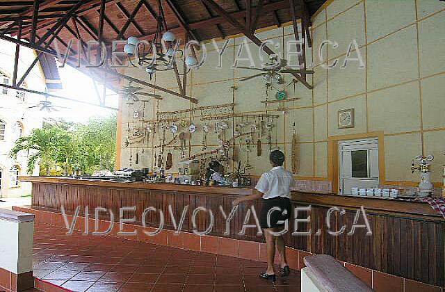 Cuba Guardalavaca Sol Rio De Luna Y Mares Un bar con una decoración un tanto especial.