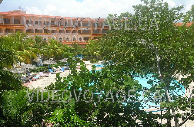 Cuba Guardalavaca Sol Rio De Luna Y Mares Une vue sur la piscine aussi. L'hôtel Sol Rio de Mares  utilise un concep similaire au Sol Palmeras de Varadero.Le batiment en forme de U et la piscine au centre.