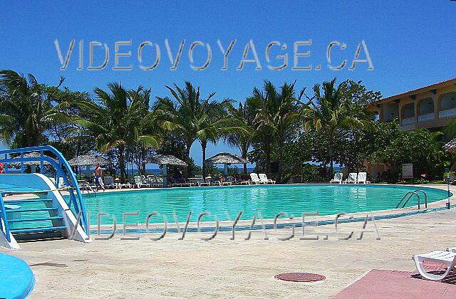 Cuba Guardalavaca Sol Rio De Luna Y Mares Some umbrellas and sunbeds around the pool.