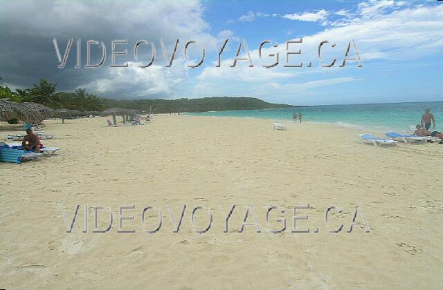 Cuba Guardalavaca Sol Rio De Luna Y Mares Une plage assez large de sable beige. Termine à l'ouest au Sol Rio de Mares.