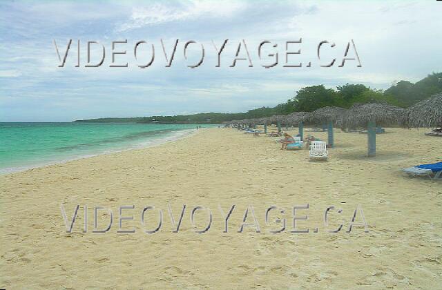 Cuba Guardalavaca Sol Rio De Luna Y Mares La plage termine à l'est au Paradisus Rio de Oro. De nombreux parasols et chaises longues.