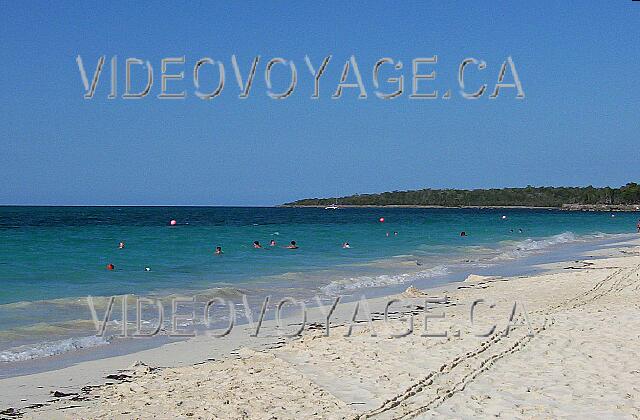 Cuba Guardalavaca Sol Rio De Luna Y Mares A deep beach, a fairly rapid descent into the sea.