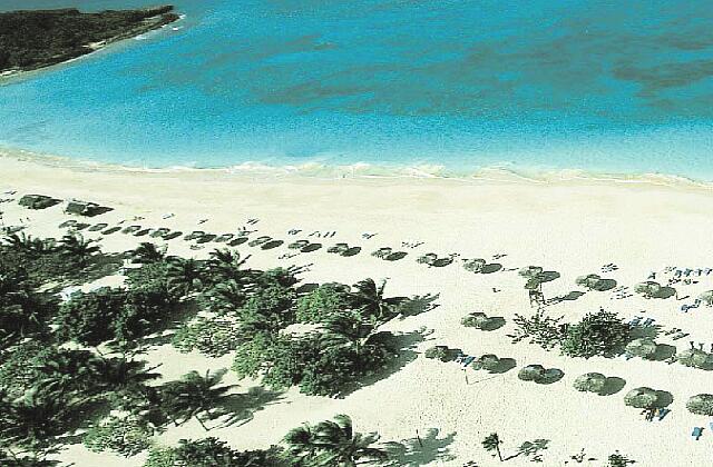 Cuba Guardalavaca Sol Rio De Luna Y Mares Una vista aérea de la playa.
