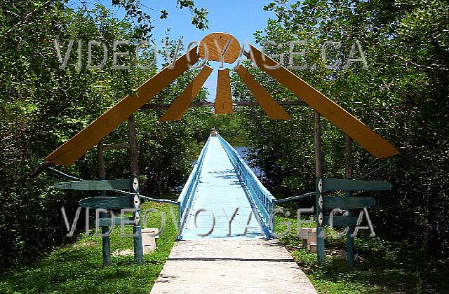 Cuba Guardalavaca Sol Rio De Luna Y Mares El puente entre la laguna Paradisus y Sol Luna Río que cruza el Río de Oro.