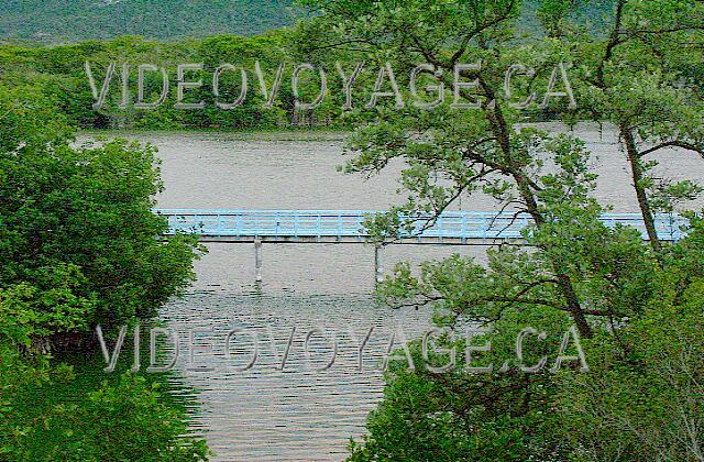 Cuba Guardalavaca Sol Rio De Luna Y Mares El puente sobre la laguna. De esta manera los clientes pueden acceder a los servicios de otros hoteles durante las reparaciones.