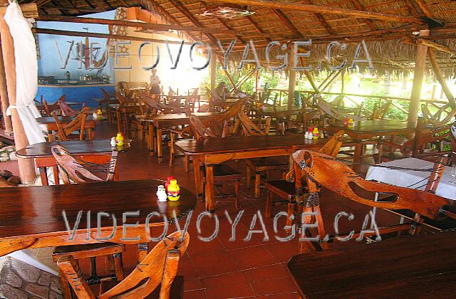 Cuba Guardalavaca Sol Rio De Luna Y Mares Un restaurant au décors un peu différent.