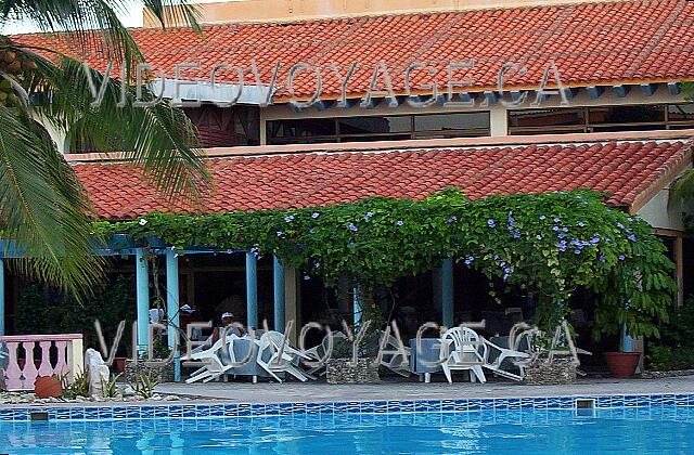 Cuba Guardalavaca Sol Rio De Luna Y Mares An outdoor terrace near the pool.