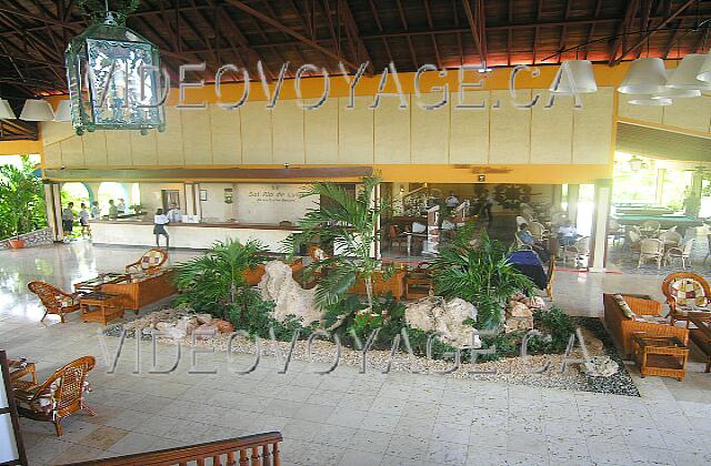 Cuba Guardalavaca Sol Rio De Luna Y Mares Le vaste Lobby du Sol Rio de Luna. A droite de la réception, le Lobby bar.