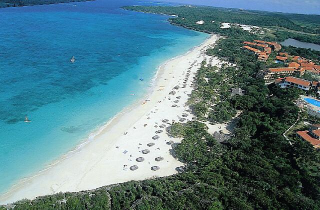 Cuba Guardalavaca Sol Rio De Luna Y Mares Una vista aérea de Playa Esmeralda que es compartida por el Sol Río de Mares Sol Rio de Luna y el Paradisus Río de Oro.