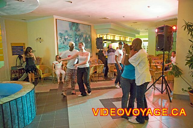 cuba La Havane comodoro Le bar dans le batiment de la section bungalow, utilisé aussi comme discothèque et pour donner les cours de danse.