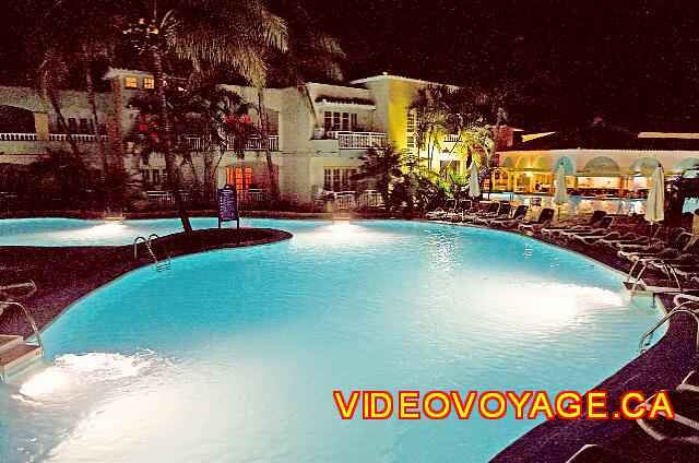 cuba La Havane comodoro Una sección de la piscina por la noche, una piscina larga que pasa la mayoría de las habitaciones.