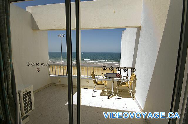Maroc Agardir Atlas Amadil Beach Plusieurs chambres possède un balcon avec vue océan, des chaises et une petite table.