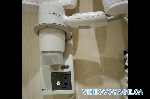 Maroc Agardir Atlas Amadil Beach A hair dryer with a current 110-volt converter with a plug type A.