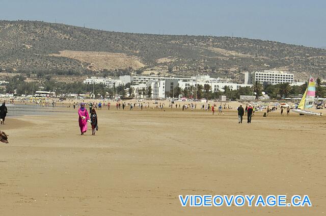 Maroc Agardir Atlas Amadil Beach There are always lots of people on the beach.