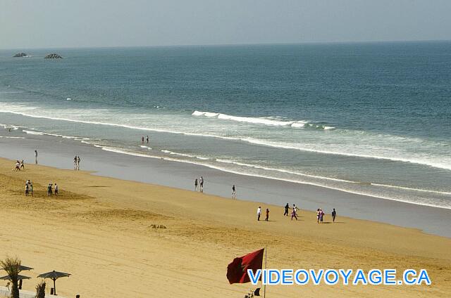 Maroc Agardir Atlas Amadil Beach Une plage avec des vagues assez fortes et une eau assez froide.