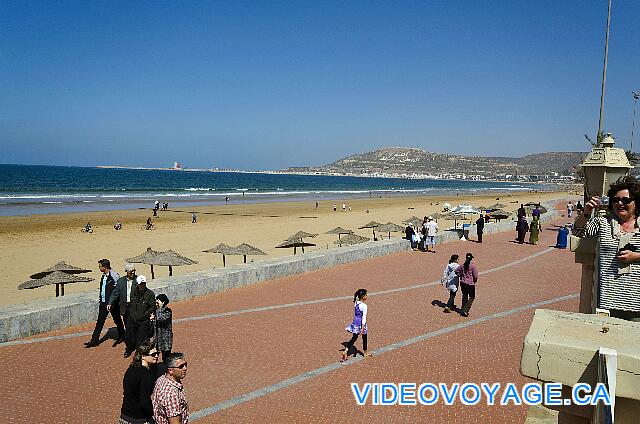 Maroc Agardir Atlas Amadil Beach Walkers son muchas en el camino a la orilla de la playa.