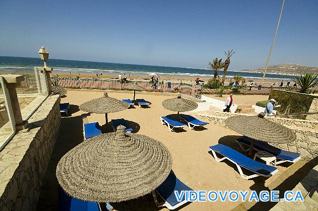 Maroc Agardir Atlas Amadil Beach Some chairs and palapas located on the side of the hotel.