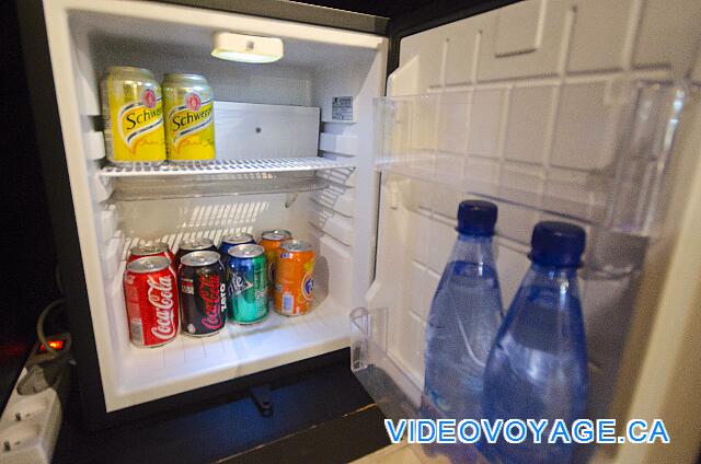 Maroc Bin El Ouidan Widiane Suites & Spa The fridge with soft drinks and bottled water.