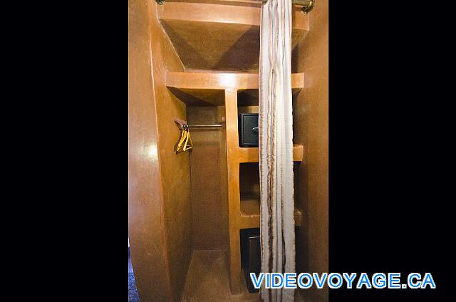 Maroc Bin El Ouidan Widiane Suites & Spa A small wardrobe