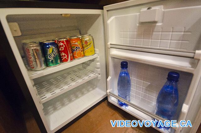 Maroc Bin El Ouidan Widiane Suites & Spa A fridge with cans of soft drinks and bottled water.