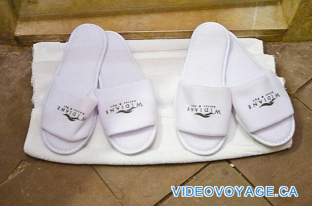 Maroc Bin El Ouidan Widiane Suites & Spa Slippers at the foot of the shower.