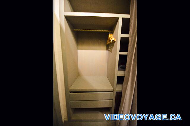 Maroc Bin El Ouidan Widiane Suites & Spa The small wardrobe.