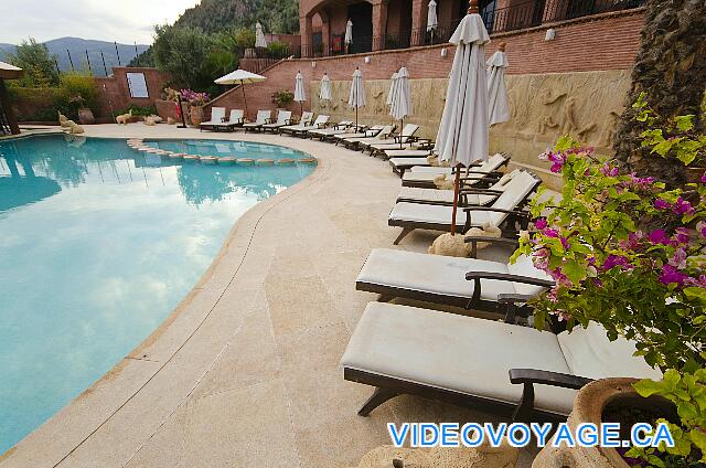 Maroc Bin El Ouidan Widiane Suites & Spa Des chaises longues et des parasols